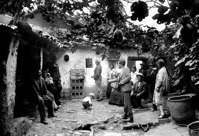 Foto antigua de juego de rana en un caserío